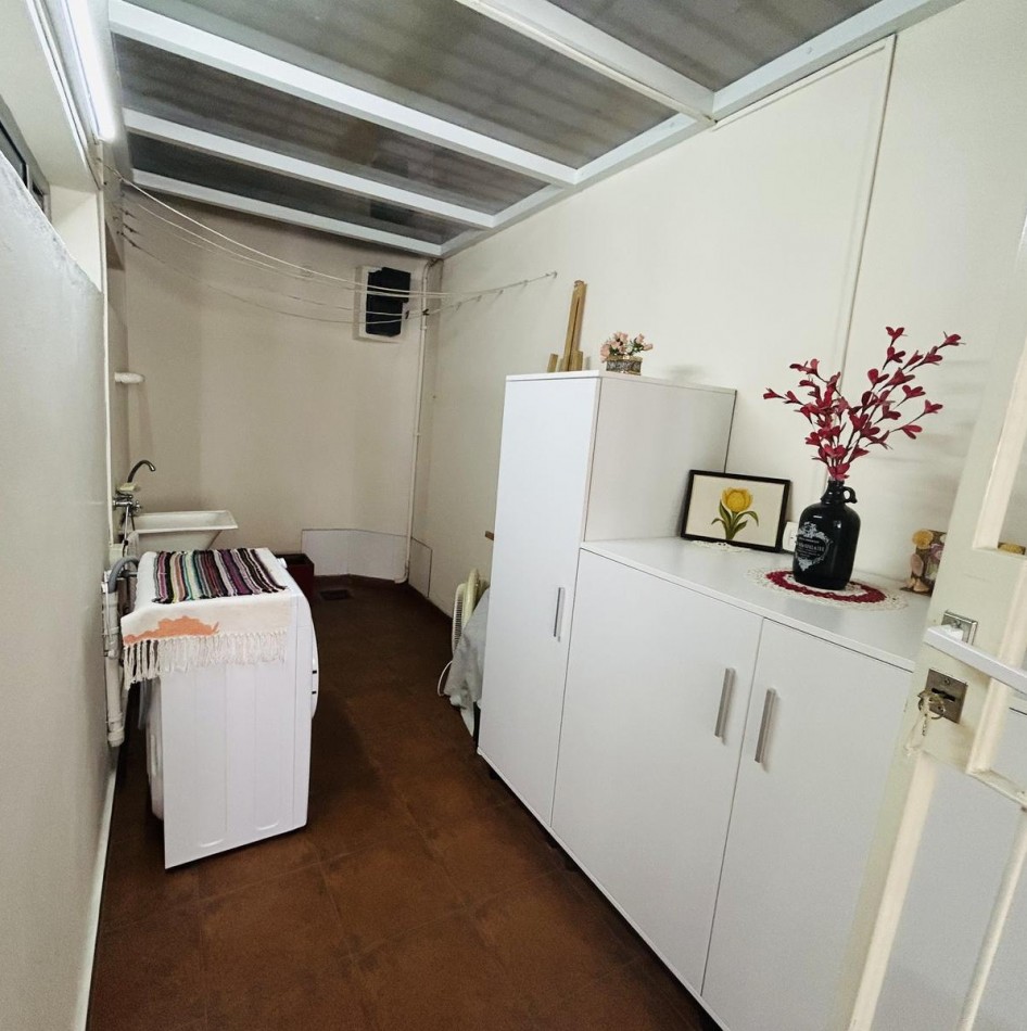 ¡EXCELENTE PISO CON BALCON ATERRAZADO CON PARRILLA! COCHERA Y BAULERA. PISCINA.