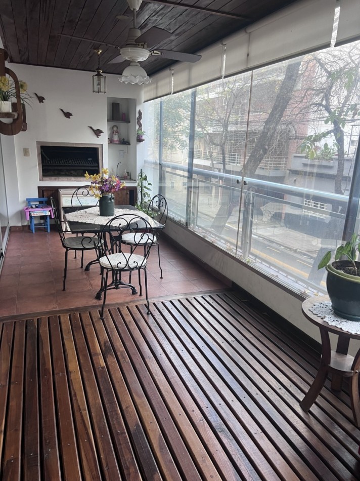 ¡EXCELENTE PISO CON BALCON ATERRAZADO CON PARRILLA! COCHERA Y BAULERA. PISCINA.