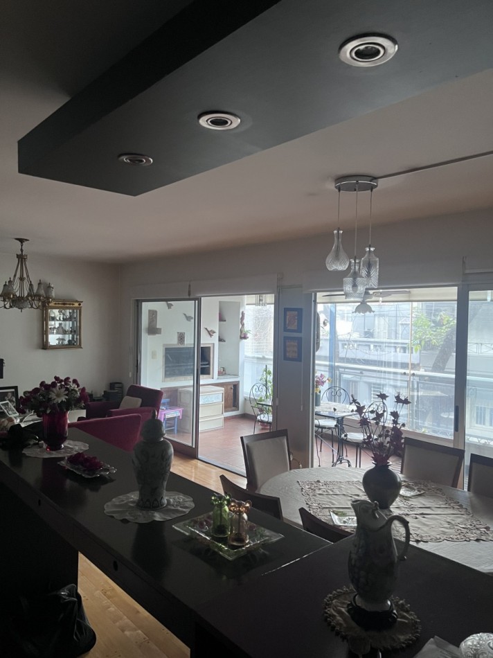 ¡EXCELENTE PISO CON BALCON ATERRAZADO CON PARRILLA! COCHERA Y BAULERA. PISCINA.