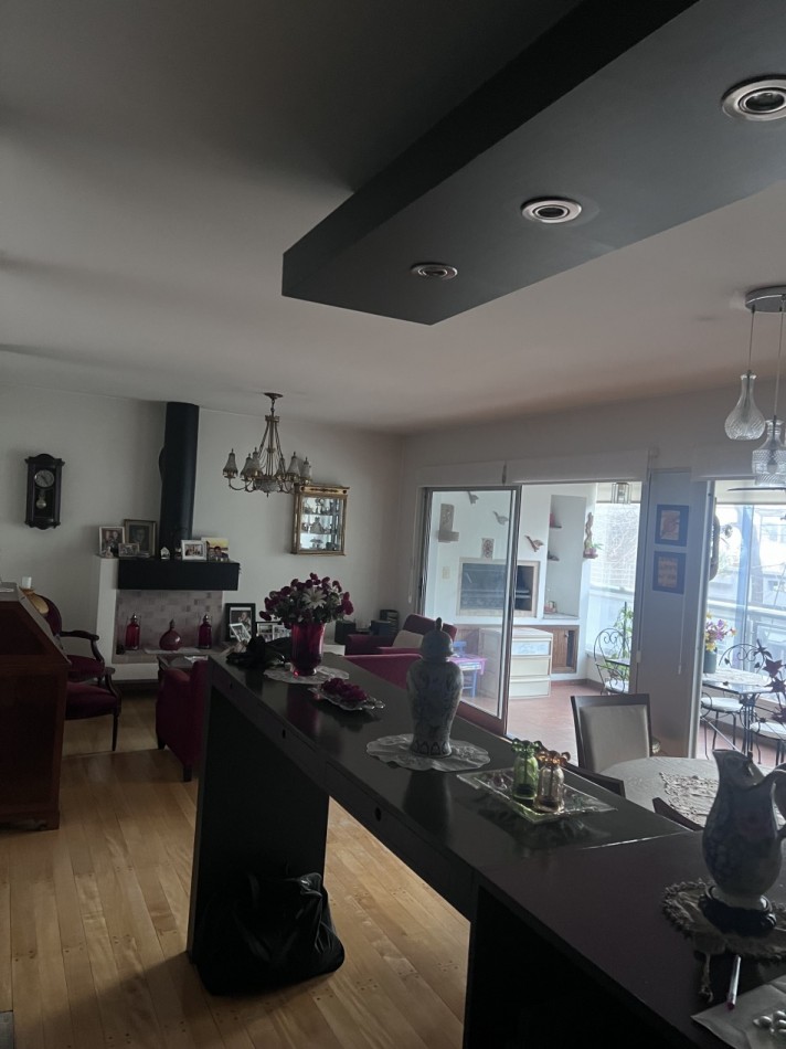 ¡EXCELENTE PISO CON BALCON ATERRAZADO CON PARRILLA! COCHERA Y BAULERA. PISCINA.