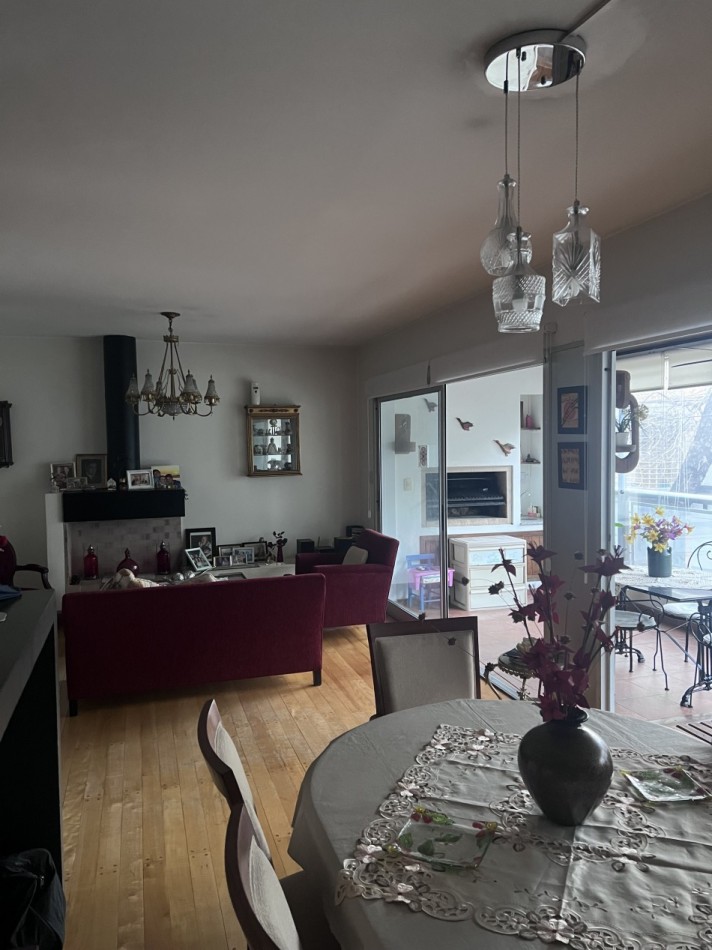 ¡EXCELENTE PISO CON BALCON ATERRAZADO CON PARRILLA! COCHERA Y BAULERA. PISCINA.