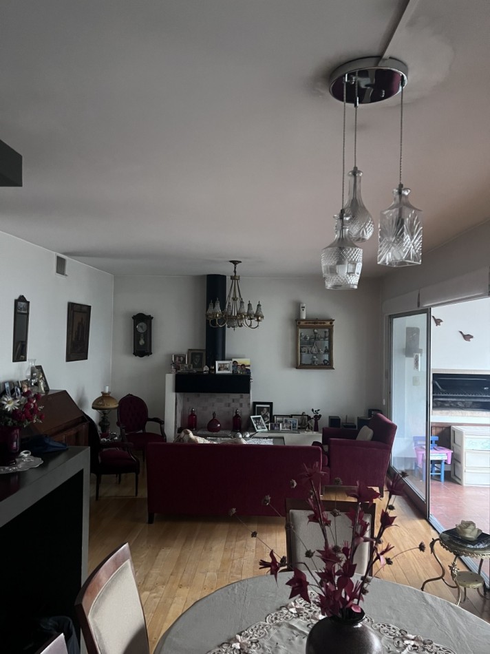 ¡EXCELENTE PISO CON BALCON ATERRAZADO CON PARRILLA! COCHERA Y BAULERA. PISCINA.