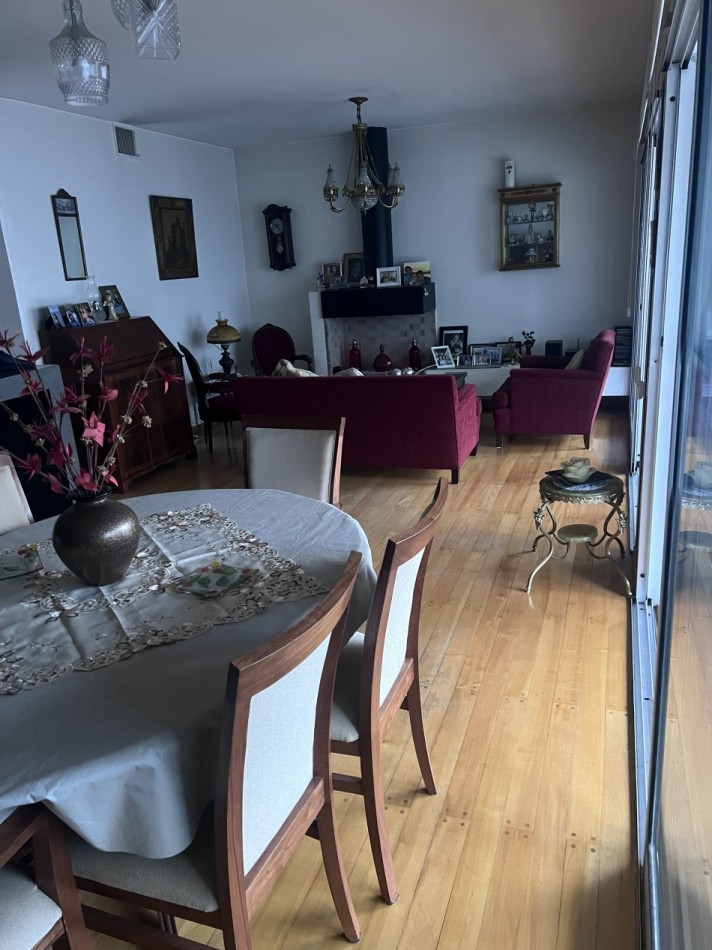 ¡EXCELENTE PISO CON BALCON ATERRAZADO CON PARRILLA! COCHERA Y BAULERA. PISCINA.