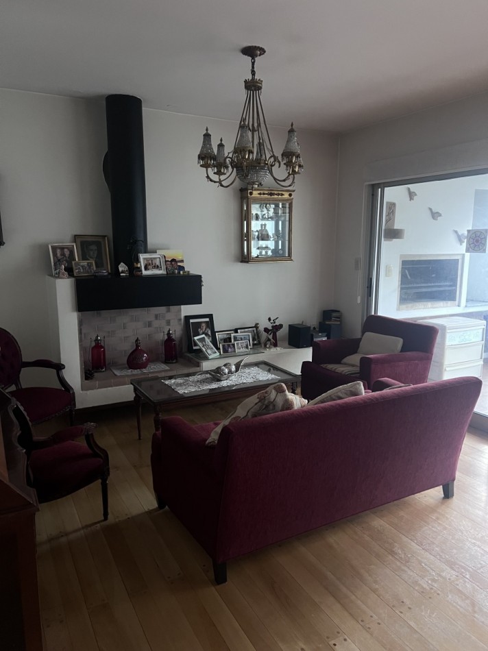 ¡EXCELENTE PISO CON BALCON ATERRAZADO CON PARRILLA! COCHERA Y BAULERA. PISCINA.