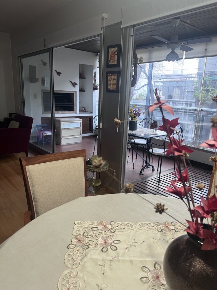 ¡EXCELENTE PISO CON BALCON ATERRAZADO CON PARRILLA! COCHERA Y BAULERA. PISCINA.