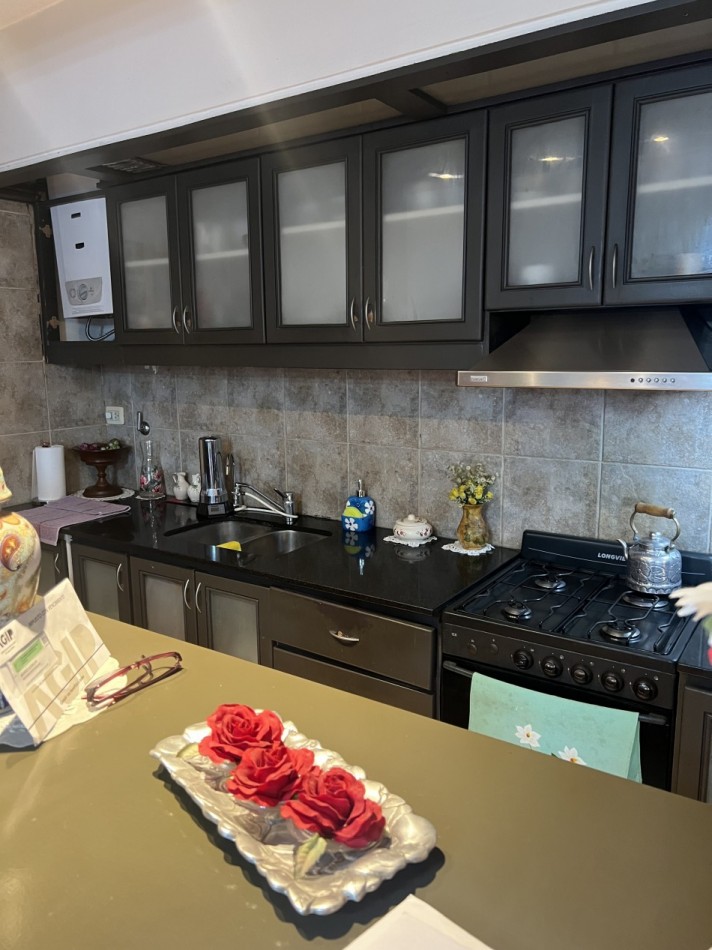 ¡EXCELENTE PISO CON BALCON ATERRAZADO CON PARRILLA! COCHERA Y BAULERA. PISCINA.