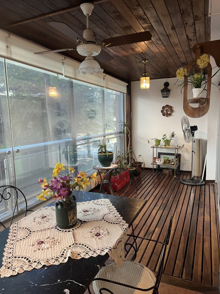 ¡EXCELENTE PISO CON BALCON ATERRAZADO CON PARRILLA! COCHERA Y BAULERA. PISCINA.