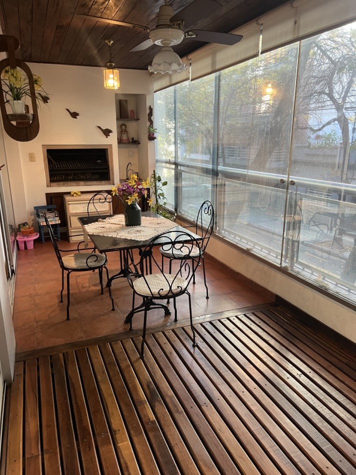 ¡EXCELENTE PISO CON BALCON ATERRAZADO CON PARRILLA! COCHERA Y BAULERA. PISCINA.