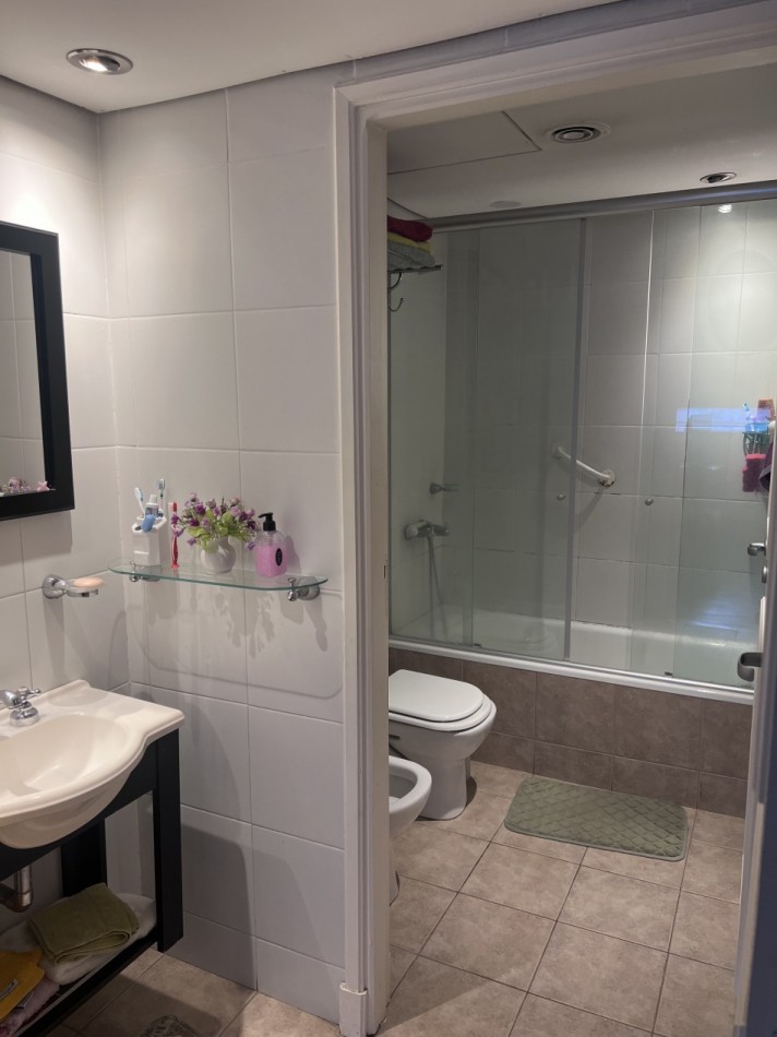 ¡EXCELENTE PISO CON BALCON ATERRAZADO CON PARRILLA! COCHERA Y BAULERA. PISCINA.