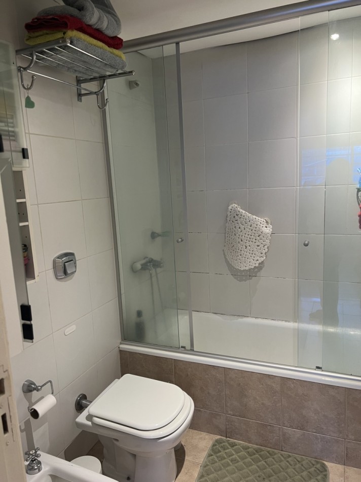 ¡EXCELENTE PISO CON BALCON ATERRAZADO CON PARRILLA! COCHERA Y BAULERA. PISCINA.