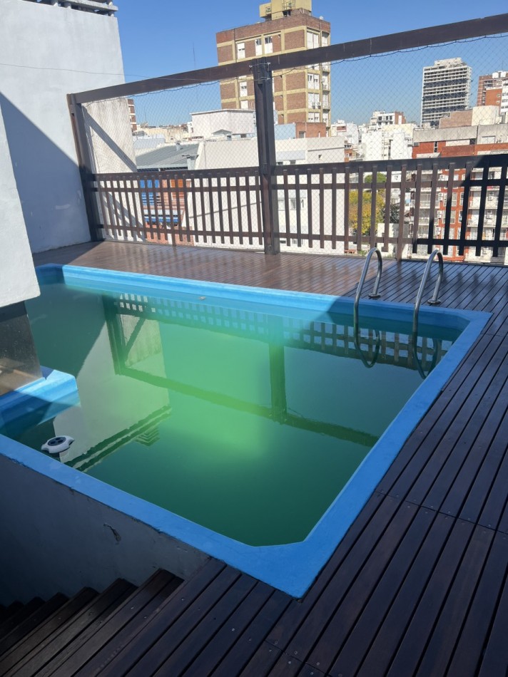 ¡EXCELENTE PISO CON BALCON ATERRAZADO CON PARRILLA! COCHERA Y BAULERA. PISCINA.
