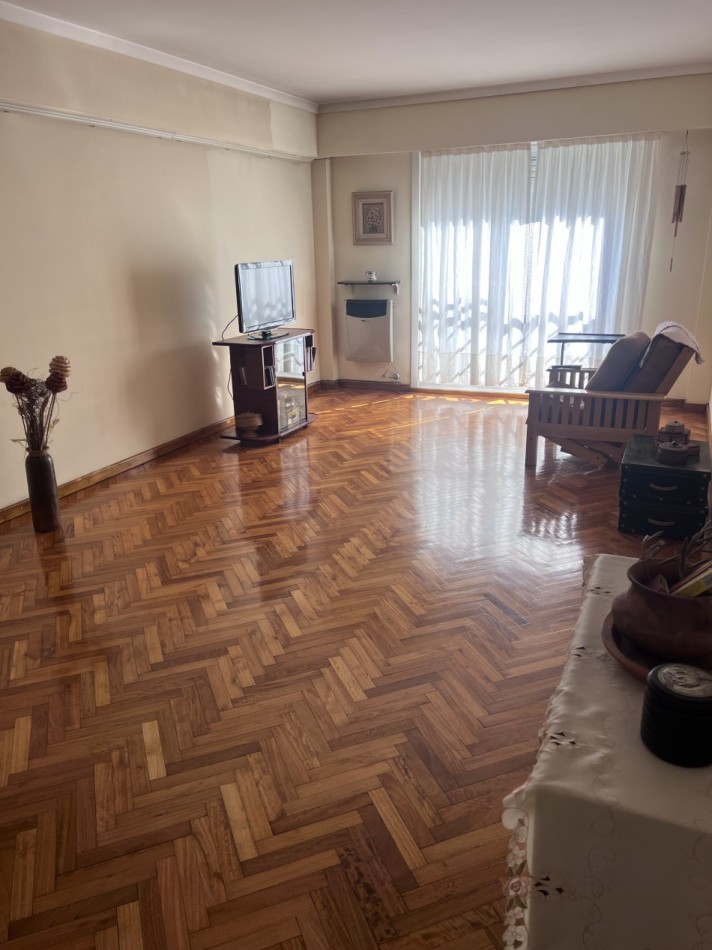 3 Amb con Dependencia y Cochera Al Frente en Villa Devoto! Impecable! Luminoso! Apto Profesional.