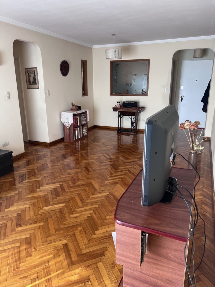 3 Amb con Dependencia y Cochera Al Frente en Villa Devoto! Impecable! Luminoso! Apto Profesional.