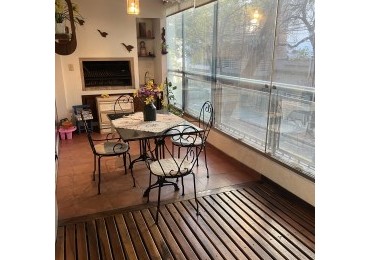 ¡EXCELENTE PISO CON BALCON ATERRAZADO CON PARRILLA! COCHERA Y BAULERA. PISCINA.